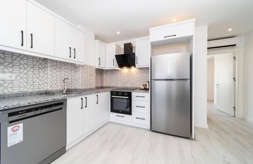Eski Lara Apartment | Central Flat with Balcony in Muratpasa