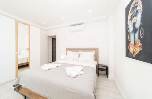 Eski Lara Apartment | Central Flat with Balcony and Terrace in Muratpasa