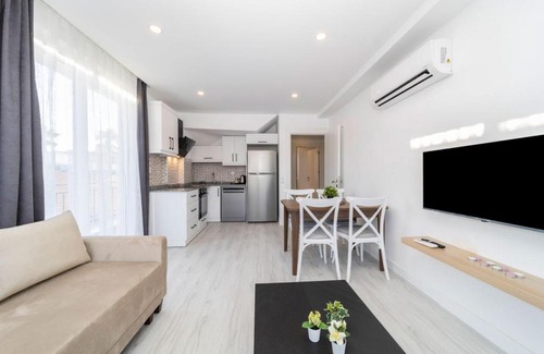 Eski Lara Apartment | Central Flat with Balcony and Terrace in Muratpasa