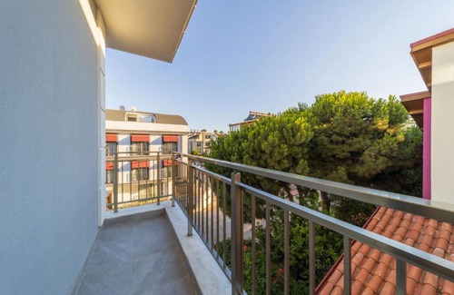 Eski Lara Apartment | Central Flat with Balcony and Terrace in Muratpasa