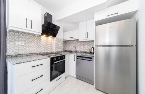 Eski Lara Apartment | Central Flat with Balcony and Terrace in Muratpasa