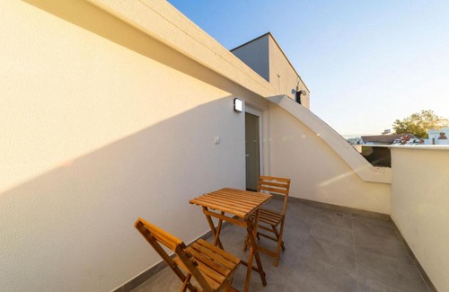 Eski Lara Apartment | Central Flat with Terrace in Muratpasa