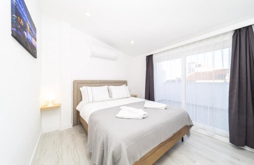 Eski Lara Apartment | Central Flat with Terrace in Muratpasa