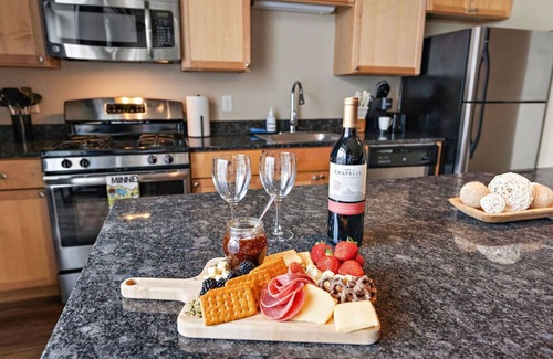 Downtown Minneapolis Apartment | Central, Free Parking, Gym, Fast Wifi | Avry Apt