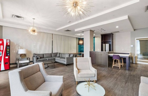 Downtown Minneapolis Apartment | Central, Free Parking, Gym, Fast Wifi | Avry Apt