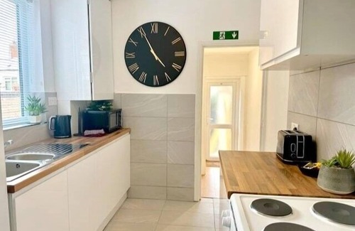 Northampton House | Central Luxe 4BR House|FreeParking| 5 TVs |Sleep10