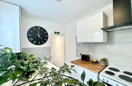 Northampton House | Central Luxe 4BR House|FreeParking| 5 TVs |Sleep10
