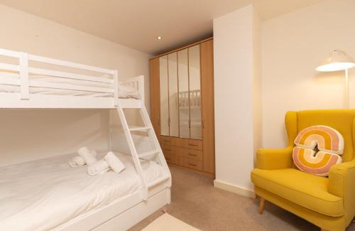 Castlefield Apartment | Central Gem: Cosy 2BR with Private Balcony