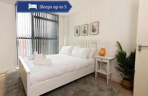 Castlefield Apartment | Central Gem: Cosy 2BR with Private Balcony
