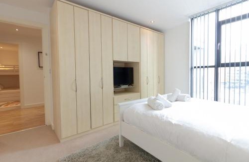 Castlefield Apartment | Central Gem: Cosy 2BR with Private Balcony