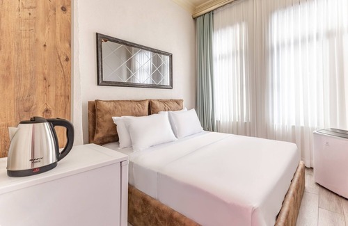 Rasimpasa House | Central, Historical Hotel Room w Garden in Kadikoy