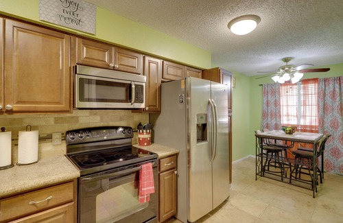 Houston House | Central Houston Townhome w/Patio: 4 Mi to Airport