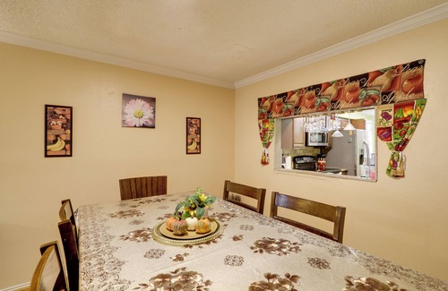 Houston House | Central Houston Townhome w/Patio: 4 Mi to Airport