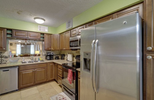Houston House | Central Houston Townhome w/Patio: 4 Mi to Airport