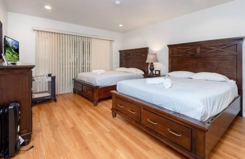 Fairfax District House | Central LA Bliss: 5 BR Home, BBQ, Perfect Location