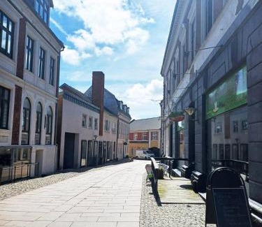Hjørring House | Central Large Double Room With Free Parking