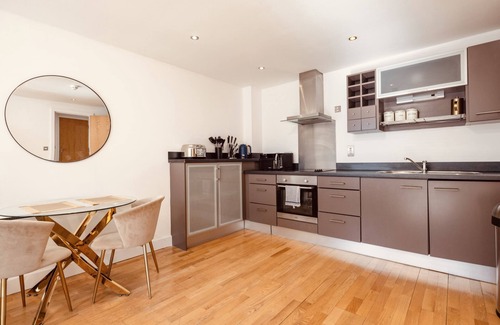 Leeds Apartment | Central Leeds Dock Apt & Free Secure Parking!