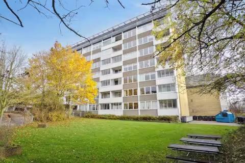 Aarhus North Apartment | Central lejlighed solrig altan og gratis parkering