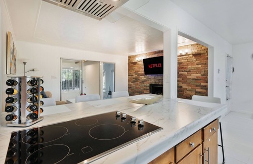 Raisin House | Central Location+Cozy+Spacious 4 Bedroom, 2 Bathroom, 2 Kitchen, 2 LivingRoom