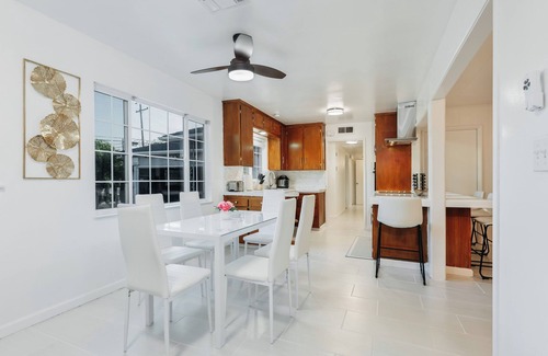 Raisin House | Central Location+Cozy+Spacious 4 Bedroom, 2 Bathroom, 2 Kitchen, 2 LivingRoom