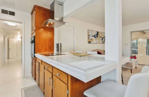 Raisin House | Central Location+Cozy+Spacious 4 Bedroom, 2 Bathroom, 2 Kitchen, 2 LivingRoom
