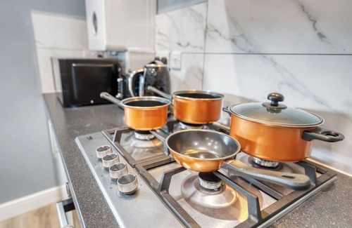 Bedford Apartment | Central Location I King Size Bed | Work stays