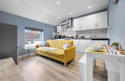 Bedford Apartment | Central Location I King Size Bed | Work stays