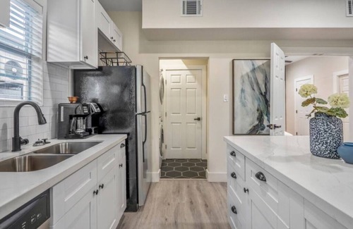 Greater East End Apartment | Central Location - King Bed - Near PNC Stadium!