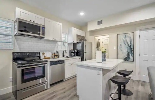Greater East End Apartment | Central Location - King Bed - Near PNC Stadium!