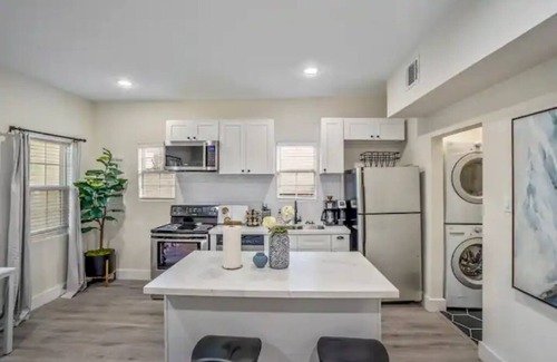 Greater East End Apartment | Central Location - King Bed - Near PNC Stadium!