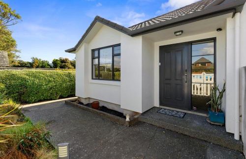 Lower Hutt Villa | Central Lower Hutt Gem - Steps to Queensgate & Station