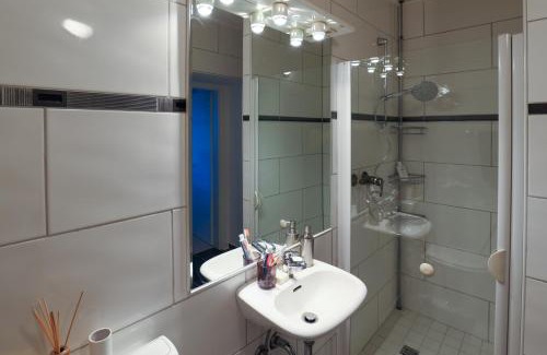 Großenbaum Apartment | Central Messe Airport DUS Apartment with Terrace