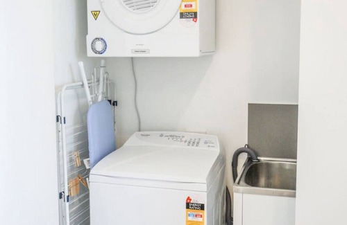Spring Hill Apartment | Central Modern 2 Bed*Carpark*Pool*WiFi*Netflix*Gym