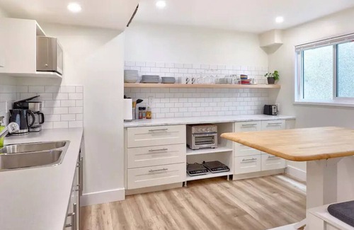 East Side House | Central modern 3-bedroom home