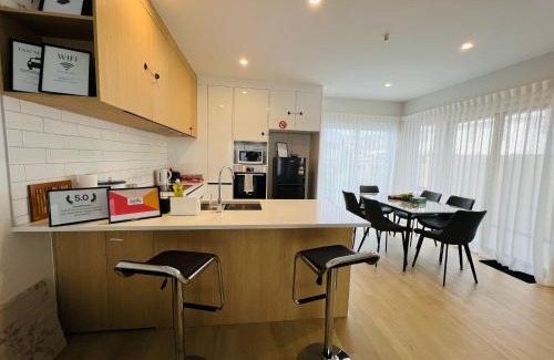 Lower Hutt House | Central Modern 3-Bedroom,3- Bathroom House with Patio and Carpark- Lower Hutt City Centre