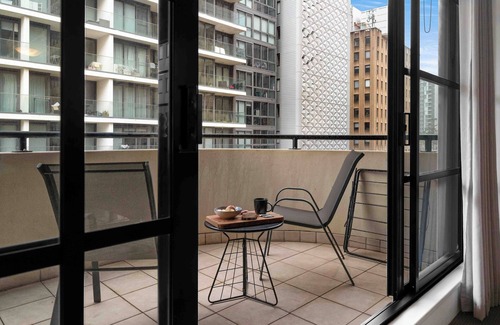 North Sydney Apartment | Central modern North Sydney 2 bed apartment with gym and pool
