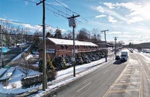 White Plains Hotel | Central Motel Courtyard