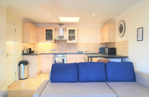 Swindon Apartment | Central Old Town - Spacious Family Apartment