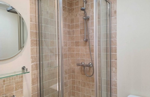 Swindon Apartment | Central Old Town - Spacious Family Apartment
