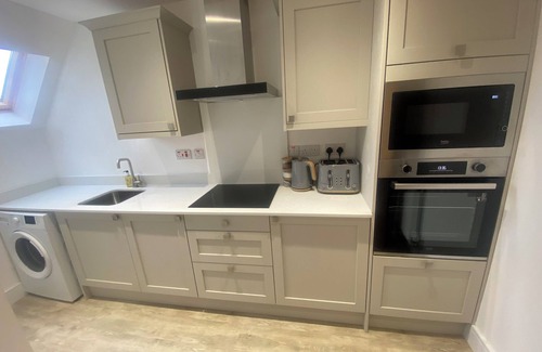 Paisley Apartment | Central Paisley Apartment- Airport/Glasgow access