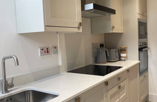 Paisley Apartment | Central Paisley Apartment- Airport/Glasgow access