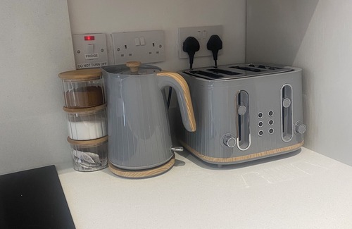 Paisley Apartment | Central Paisley Apartment- Airport/Glasgow access