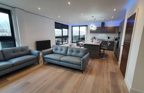 Cheltenham Condo | Central Penthouse with Hot Tub & Views 24