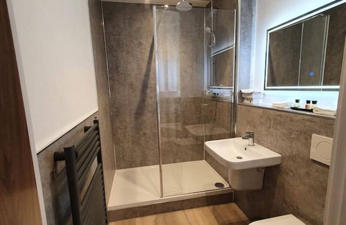 Cheltenham Condo | Central Penthouse with Hot Tub & Views 24