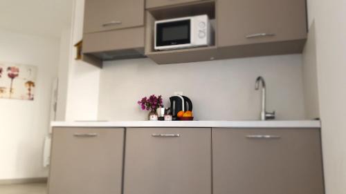 Les Baumettes Apartment | Central place close to the beach AC air , WI FI, parking