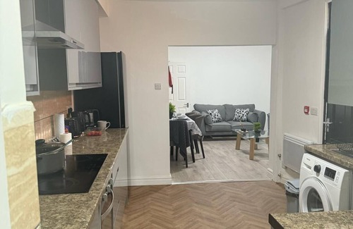 Rusholme House | Central Private Room with Fast WiFi