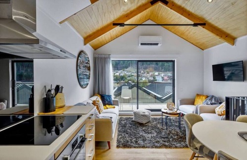 Queenstown Apartment | Central Queenstown Apt 15a with Gym, walk to town