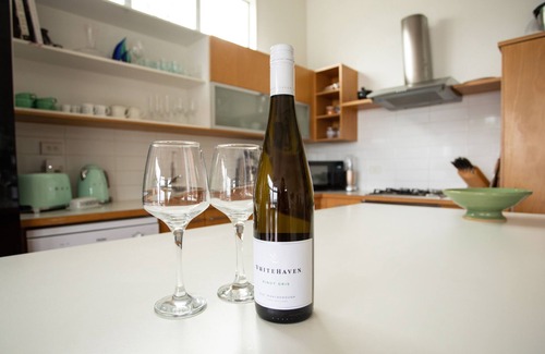 Raglan House | Central Raglan Stylish Retreat with Sea Views
