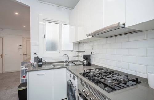 El Poble-sec Apartment | Central Renovated 3ext. bedrooms, 2 bath. Lots of natural light. Family friendly