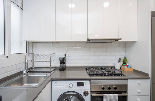 El Poble-sec Apartment | Central Renovated 3ext. bedrooms, 2 bath. Lots of natural light. Family friendly
